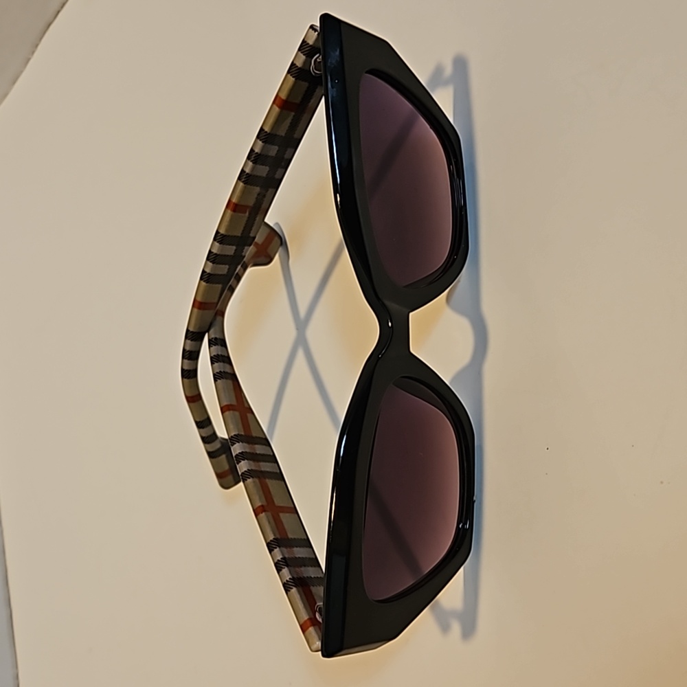 (NWT) INSPIRED CHECKERED SUNGLASSES
